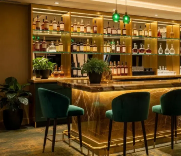 Glamurozni bar s vrhunskim pićima i elegantnim staklenim posuđem